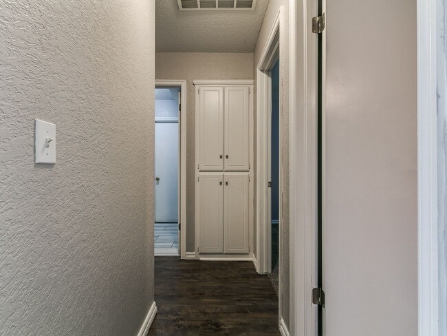 Building Photo - 205 N Rockypoint Dr