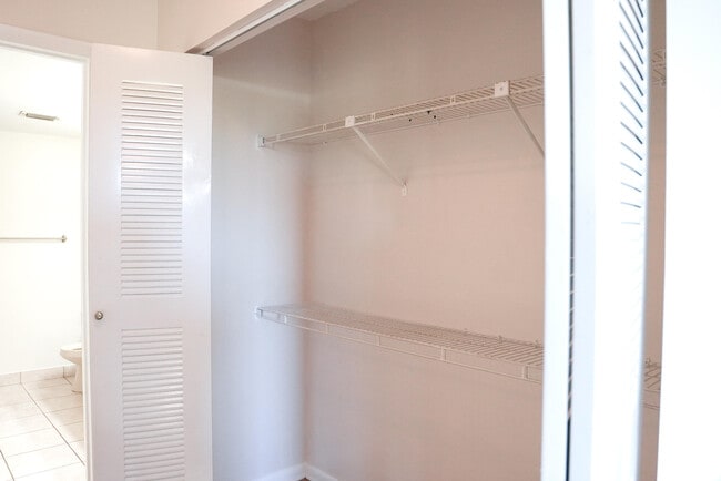 Building Photo - 2112 S Cypress Bend Dr