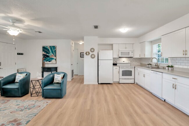 Building Photo - 539 W Osceola St