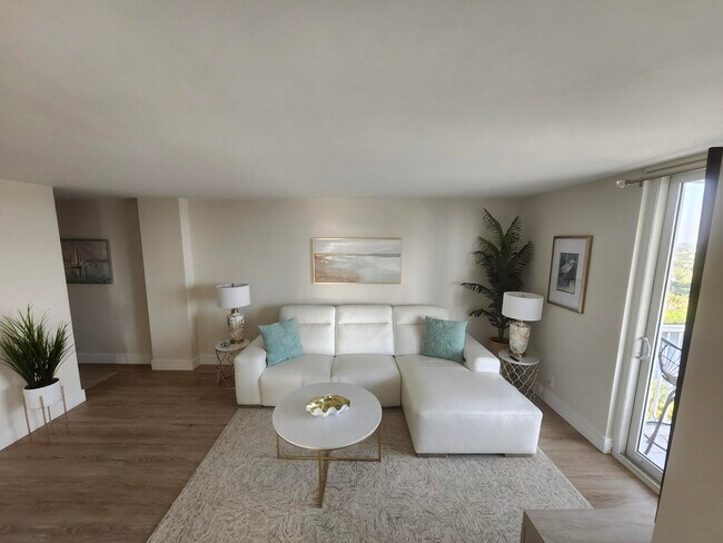 Building Photo - 1505 N Riverside Dr