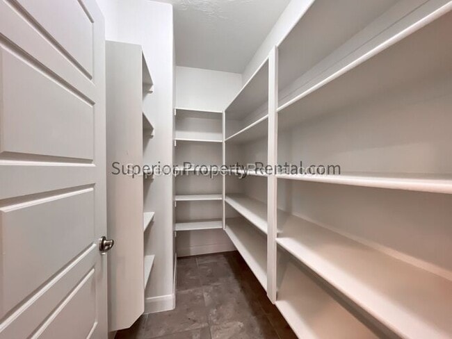 Building Photo - 4 bed, 2.5 bath home w/2 car garage