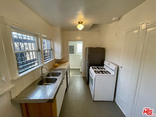Building Photo - 2672 Cimarron St
