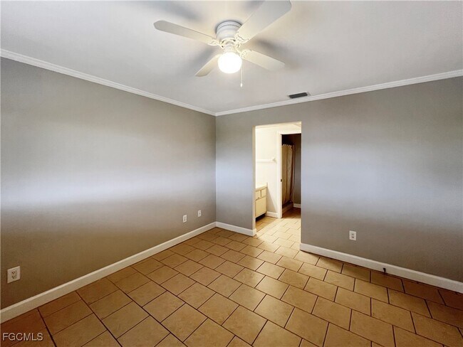 Building Photo - 4530 SW 10th Ave