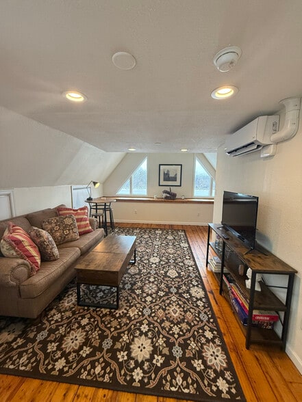 Building Photo - 143 2nd Ave