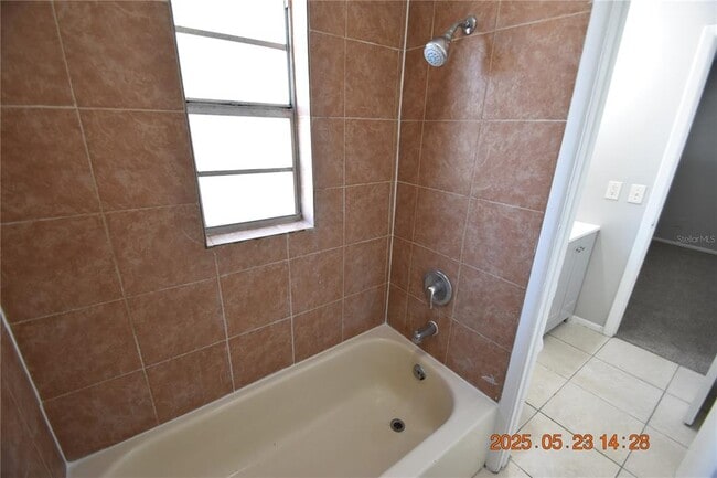 Building Photo - 4432 Tarpon Dr
