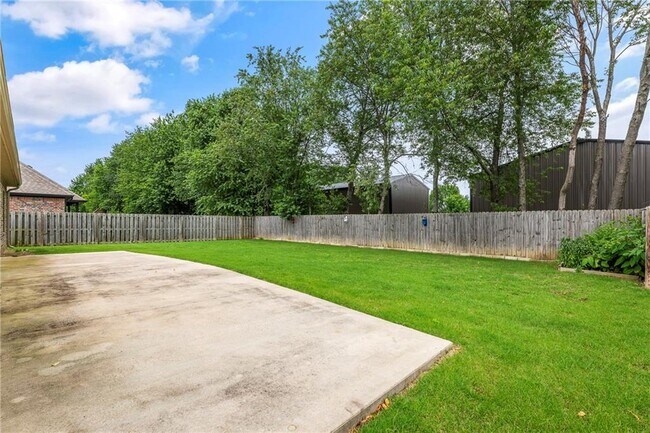 Building Photo - 4403 W Meadow Oaks Dr
