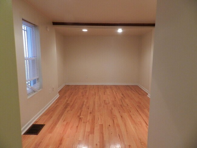 Building Photo - Beautiful 1 BR w/ in unit WASHER / DRYER a...