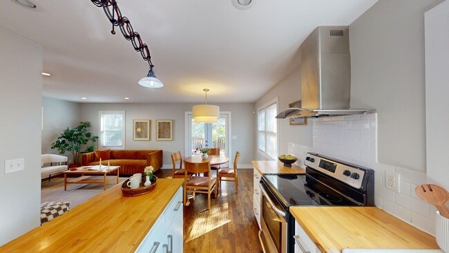 Building Photo - Charming Three Bedroom East Nashville Home!