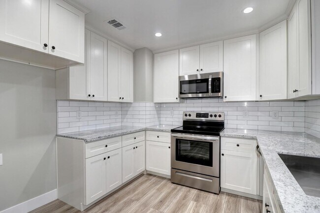 Building Photo - Fall Rental Available 9/1 – Stylish, Upgraded Duplex Near Covell Park