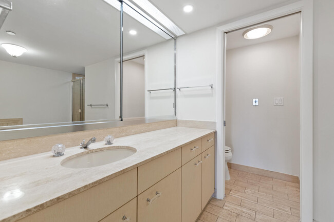 Building Photo - 525 S Flagler Dr