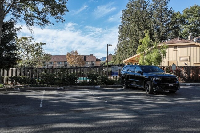Building Photo - Impeccably remodeled unit-don't miss this ...