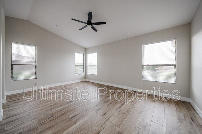 Building Photo - 6033 E Smokehouse Trail