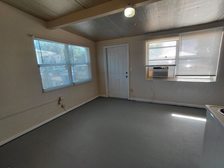 Building Photo - 2170-2172 Davis Court