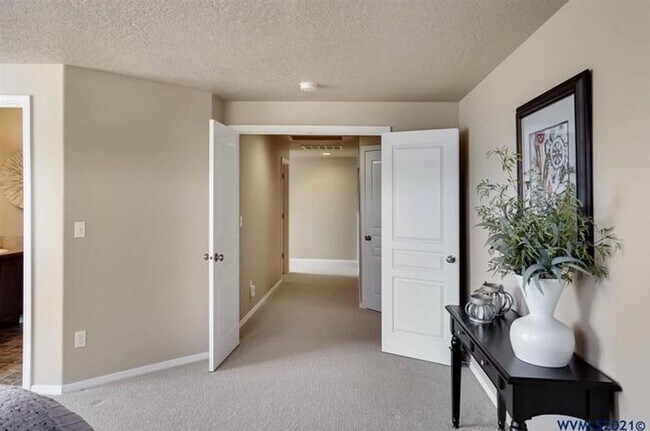 Building Photo - 848 NE Millstream Pl