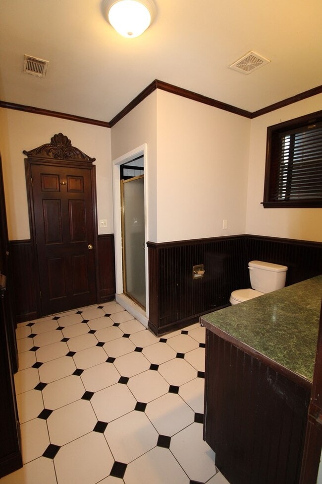 Building Photo - 900 Race Track Rd