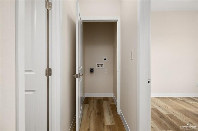 Building Photo - 16 Ana Regina St