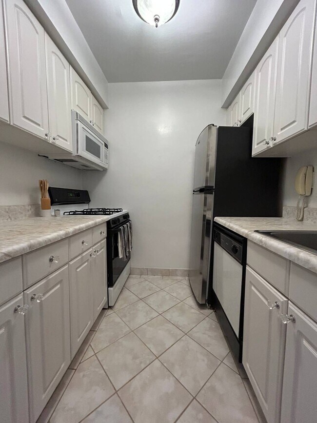 Building Photo - 100 W 57th St