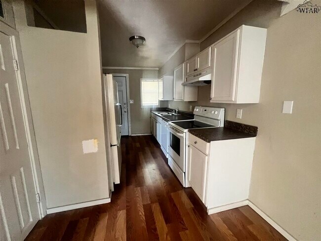 Building Photo - 2006 Bell St