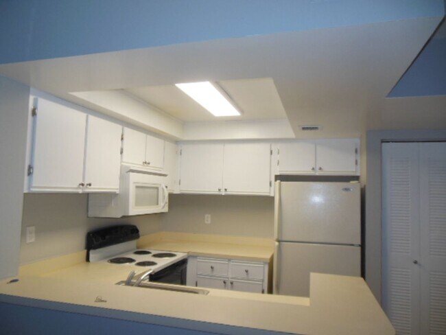 Primary Photo - ONE BEDROOM ONE BATHROOM !! WATERFRONT COM...