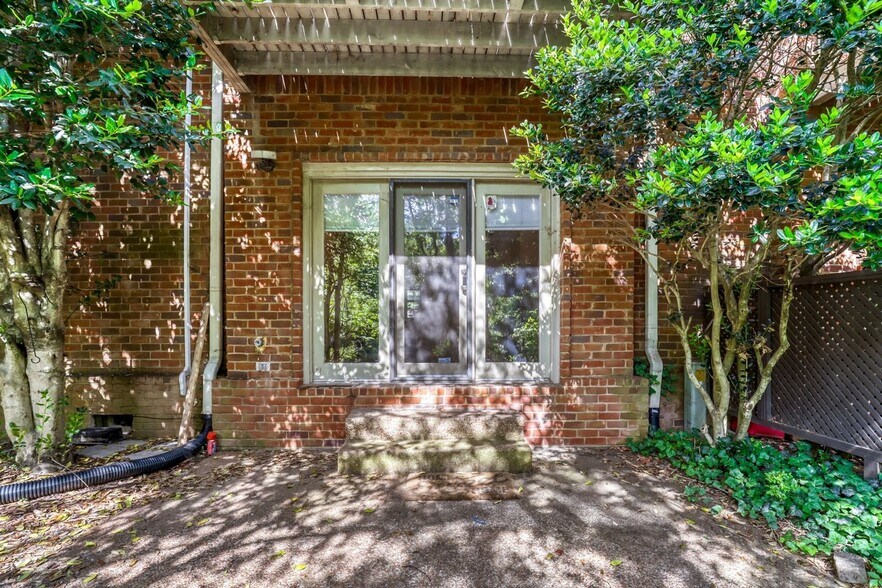 Building Photo - 229 Westchase Dr