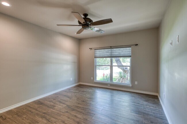 Building Photo - 301 Sunray