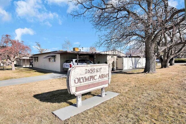 Building Photo - Spacious 2 Bed, 1.5 Bath Townhome Near CMU