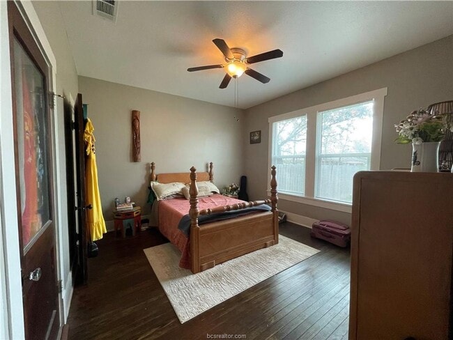 Building Photo - AUG 2026 PRE-LEASE! Charming 2 Bed/1 Bath ...