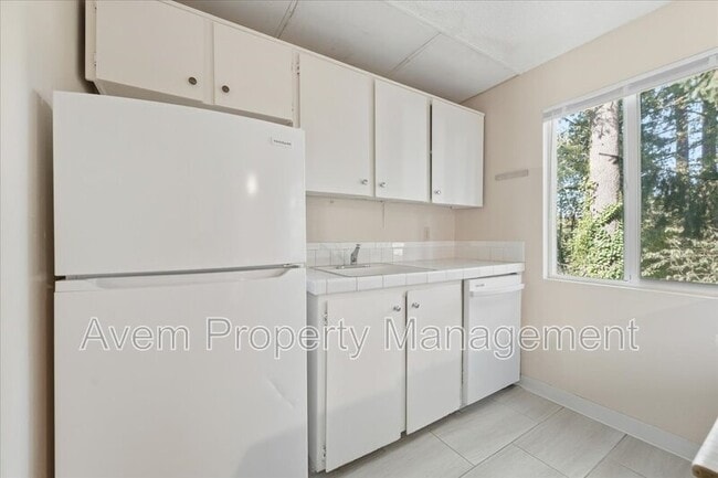 Building Photo - 5023-5033 SW Pasadena Street - 5025