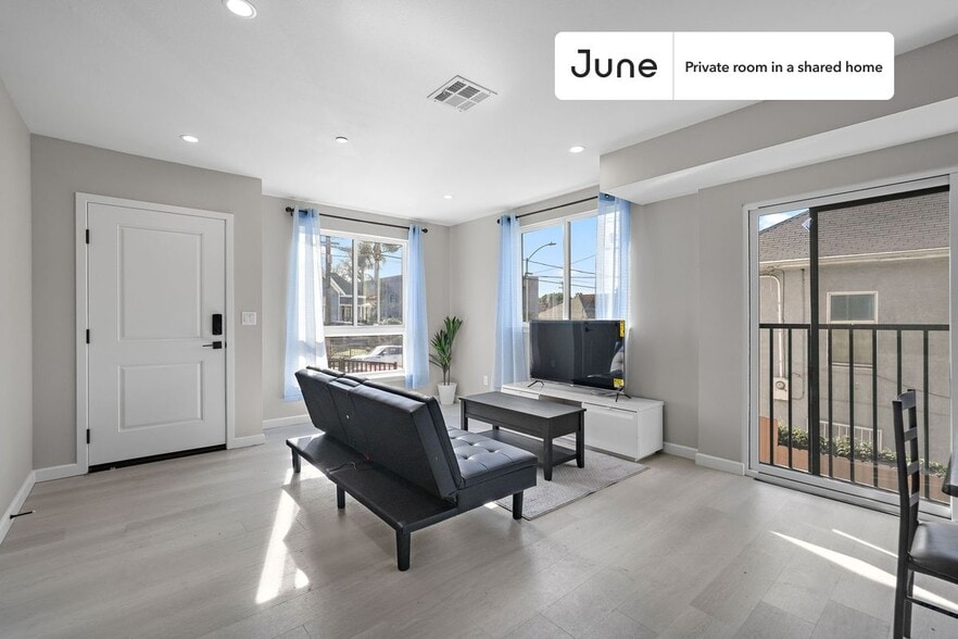 Building Photo - Room in Shared 5 bed/5 bath home in Boyle Heights