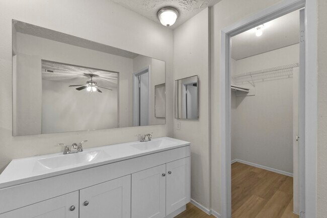 Building Photo - 4427 Burkegate Dr