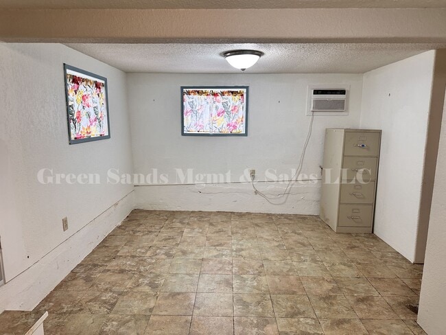 Building Photo - 597 Kinoole St