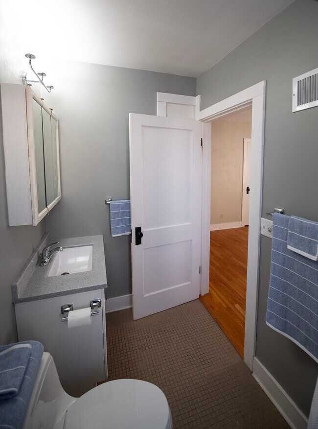 Building Photo - 315 N 5th St