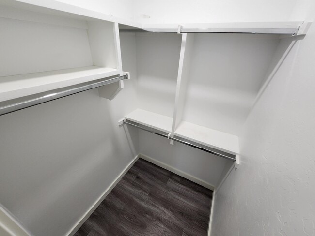 Building Photo - 422 E 13th St