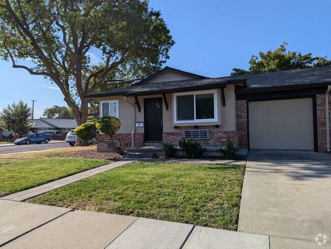 Building Photo - 2470 Arroyo Dr