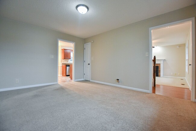 Building Photo - Pet Friendly Three Bedroom!