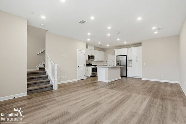Building Photo - Bright & Modern 3Bdm 2Ba Townhome in Vista!