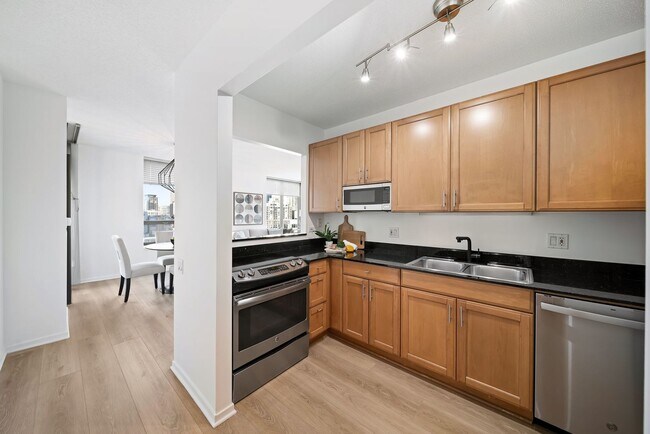 Building Photo - 400 N La Salle Dr