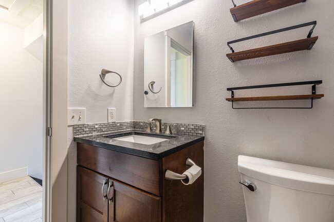 Building Photo - Newly Renovated 2 Bed 1.5 Bath Townhouse