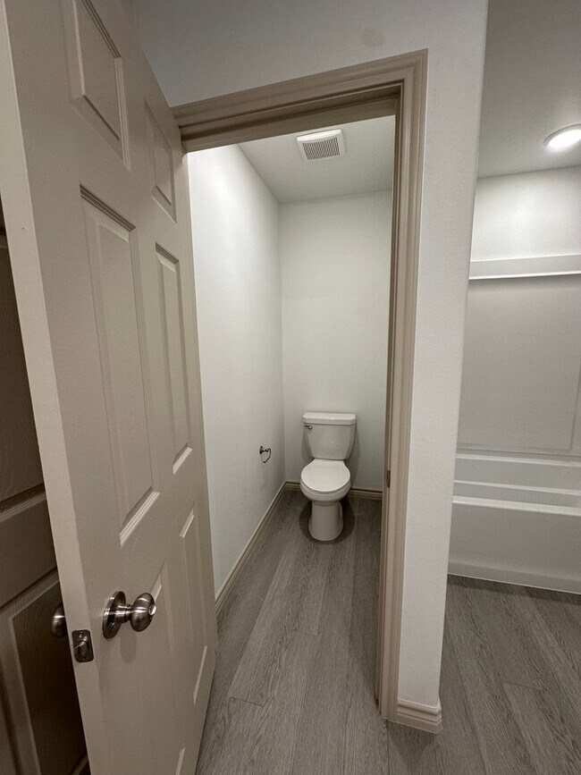 Building Photo - Fresh, Modern, and Move-In Ready!