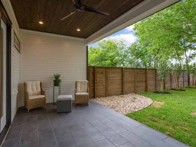 Building Photo - 1111 Brookswood Ave