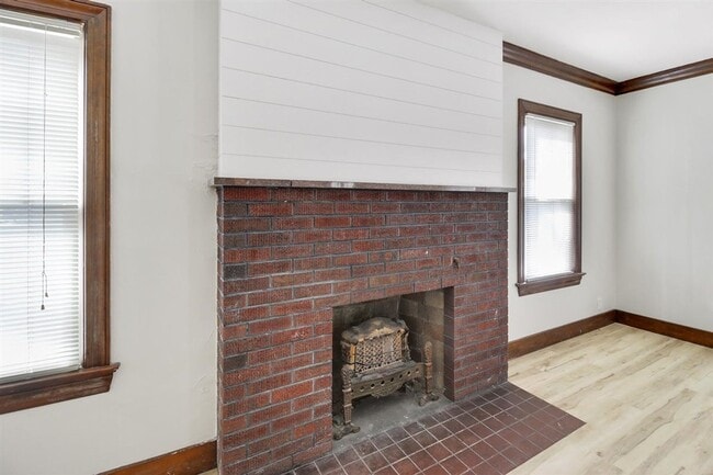 Building Photo - 5 bed, 3 bath updated home on Campus -  AVAILABLE AUGUST 2026