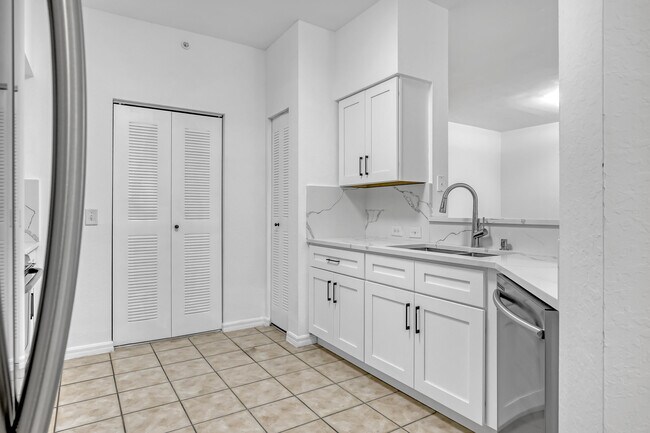 Building Photo - 340 Crestwood Cir