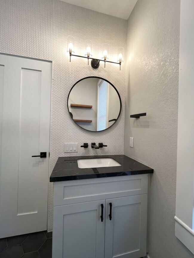 Building Photo - Furnished! In town! Walk to everything! Recently updated!
