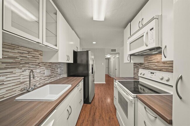 Primary Photo - 2110 Wilcrest Dr