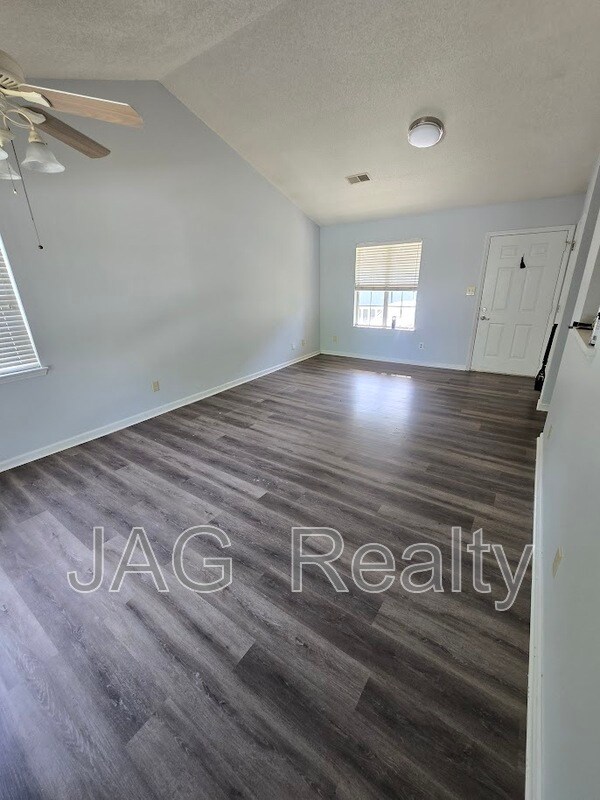 Building Photo - 3821 Rosedown Dr