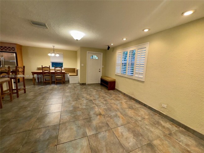 Building Photo - 786 Bostwick Dr
