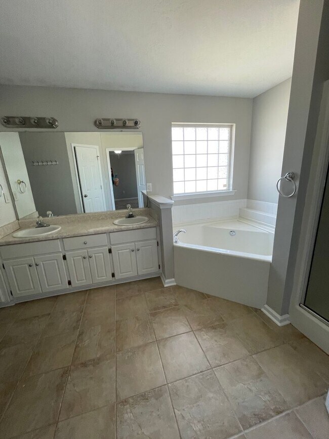 Building Photo - 499 Marble Falls