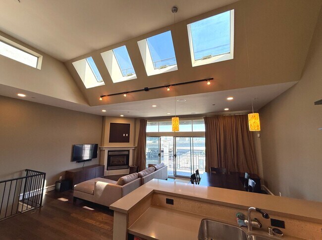 Building Photo - HUGE MODERN BRIGHT Potrero Hill Top Floor ...