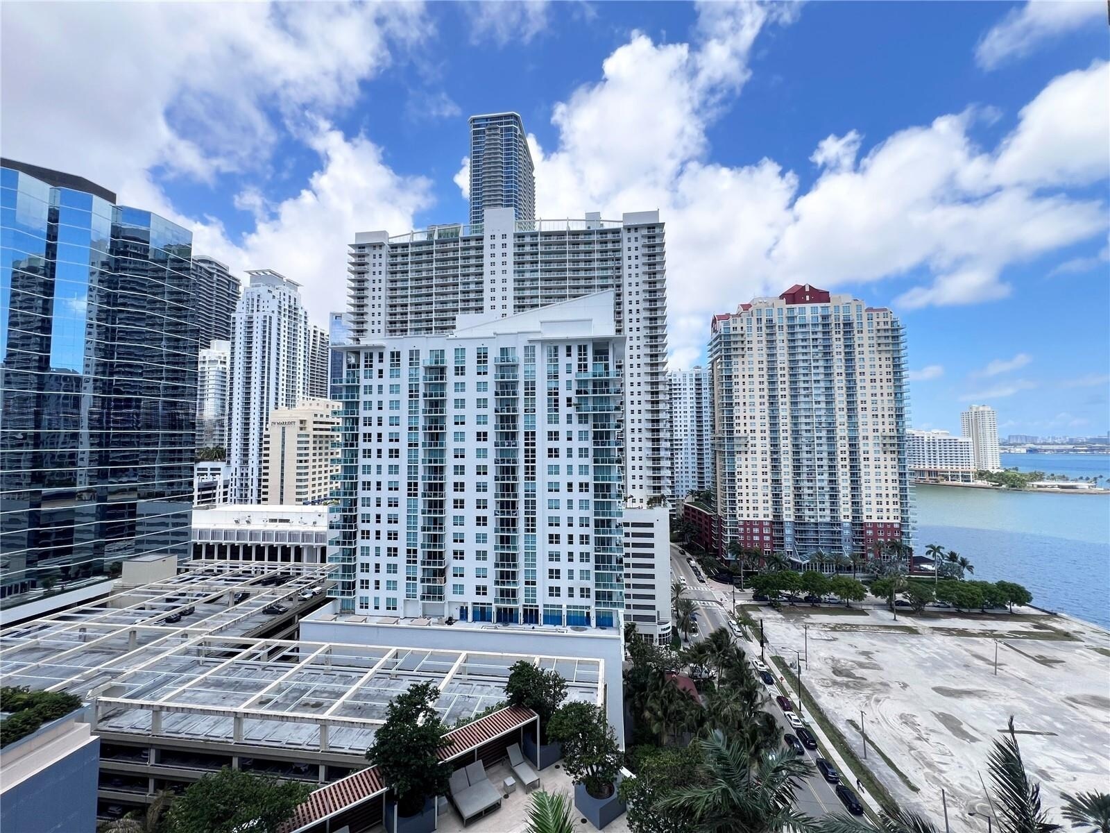 Building Photo - 1300 Brickell Bay Dr