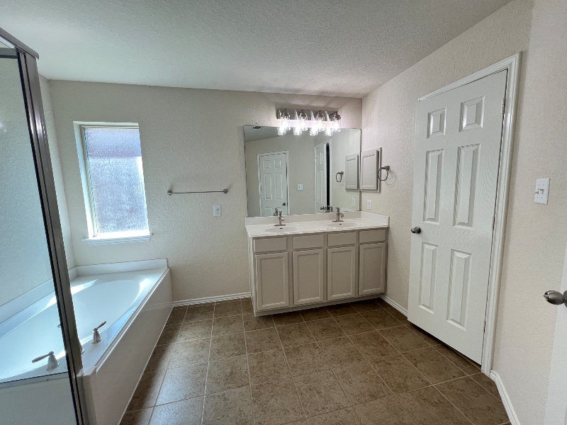 Building Photo - 500 Saddlehorn Way